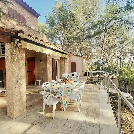 Maison Familiale A Sanary, En Pleine Pinede