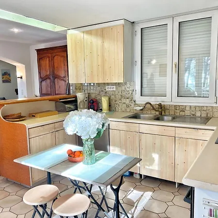 Maison Familiale A Sanary, En Pleine Pinede